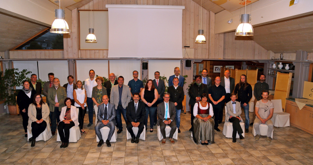 Die Gemeinderatsmitglieder bei der konstituierenden Sitzung am 3.8.2020 im GamsBad (nicht am Foto: DI Dr. Maria Huber und Susanne Soritz)
